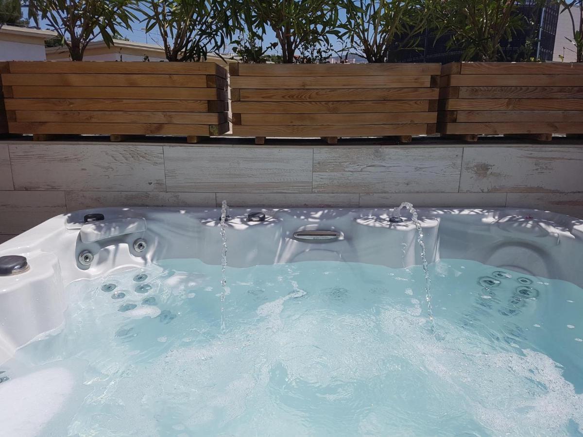 Sitges Spaces Mediterranean Apartments 4 Bedroom, 4 Bathroom, Huge Terrace, Jacuzzi- Sleeps 9 Eksteriør bilde