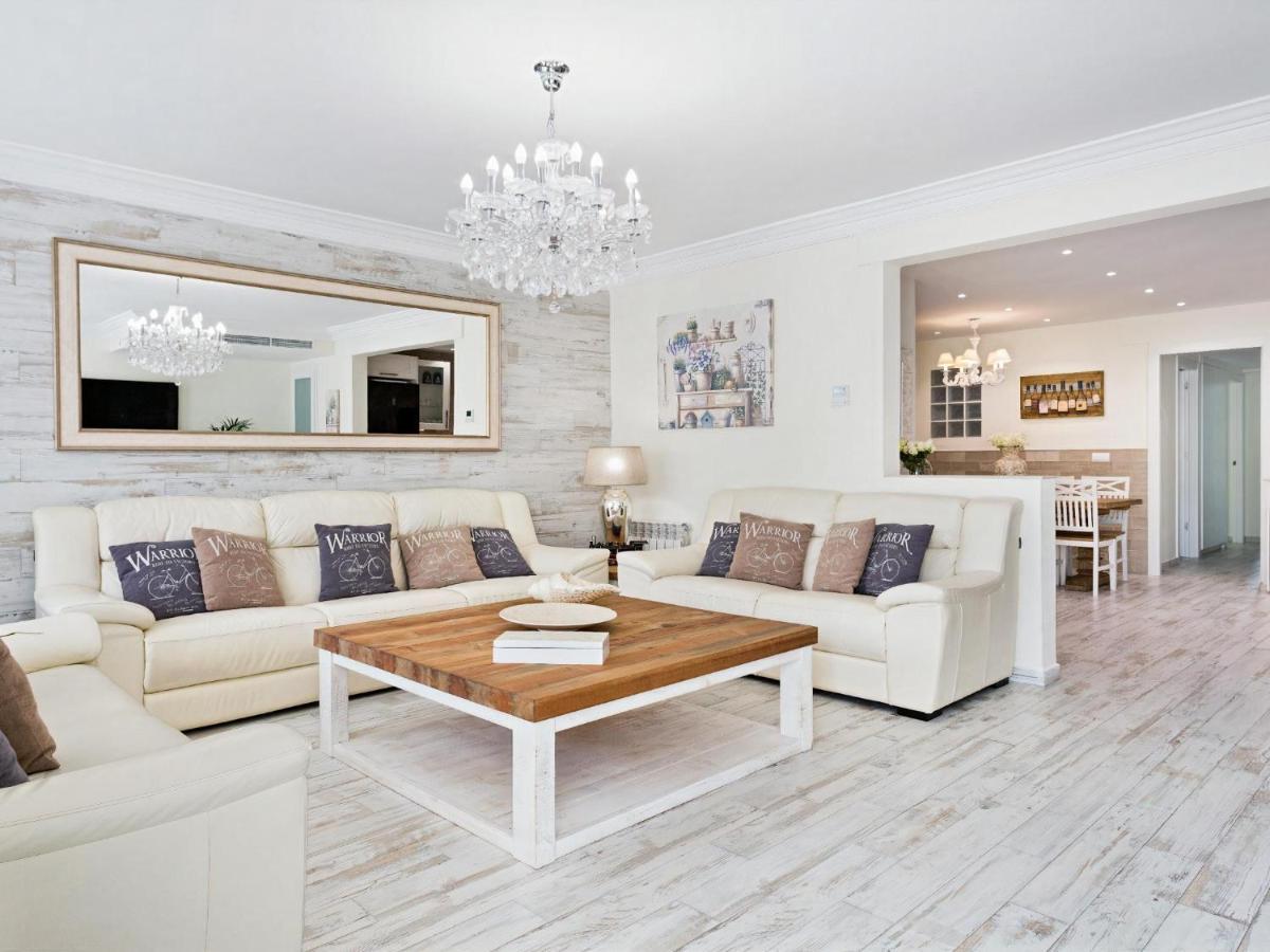 Sitges Spaces Mediterranean Apartments 4 Bedroom, 4 Bathroom, Huge Terrace, Jacuzzi- Sleeps 9 Eksteriør bilde