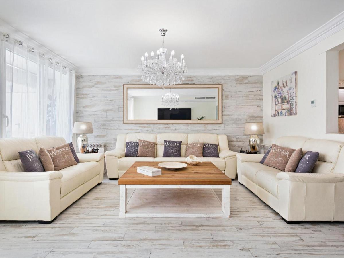 Sitges Spaces Mediterranean Apartments 4 Bedroom, 4 Bathroom, Huge Terrace, Jacuzzi- Sleeps 9 Eksteriør bilde