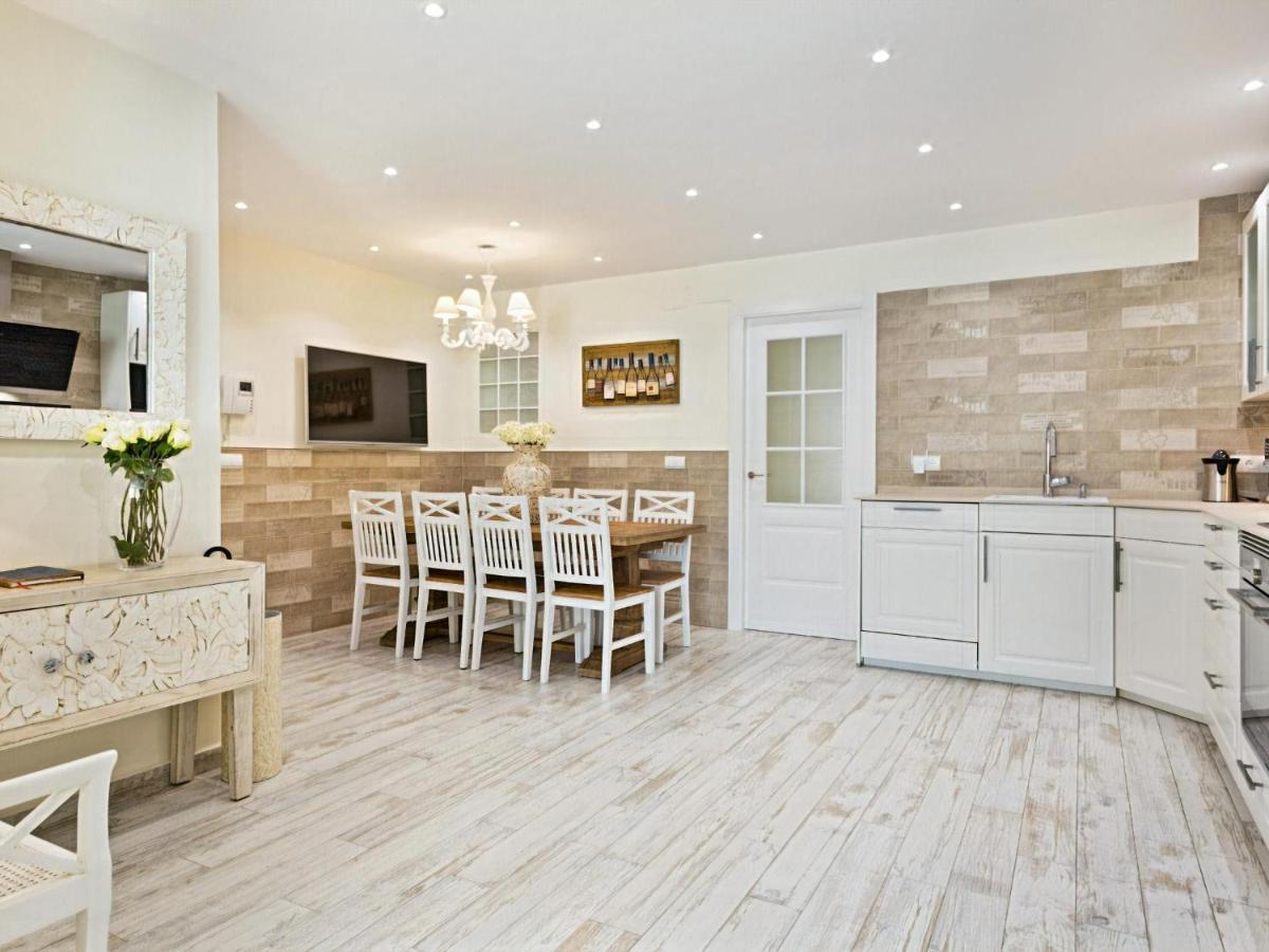 Sitges Spaces Mediterranean Apartments 4 Bedroom, 4 Bathroom, Huge Terrace, Jacuzzi- Sleeps 9 Eksteriør bilde